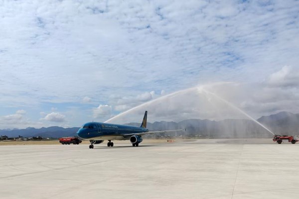 Những hành khách đầu tiên “xông đất” sân bay Điện Biên trên máy bay hiện đại - Anh 1