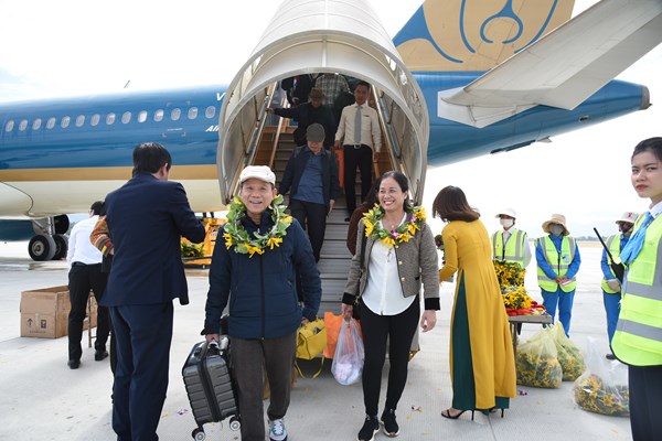 Những hành khách đầu tiên “xông đất” sân bay Điện Biên trên máy bay hiện đại - Anh 2