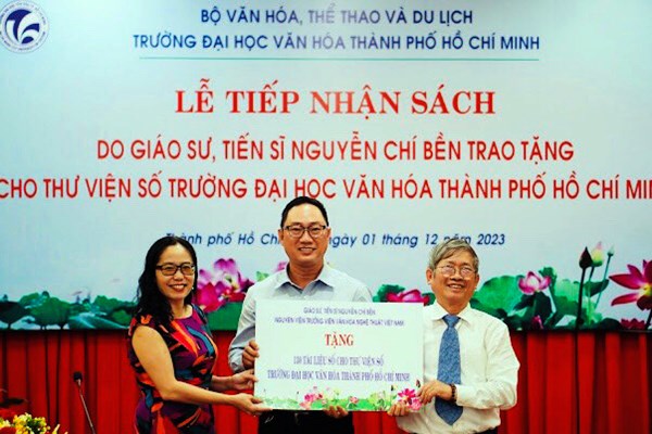 Trường ĐH Văn hóa TP.HCM tiếp nhận sách cho Thư viện số - Anh 1