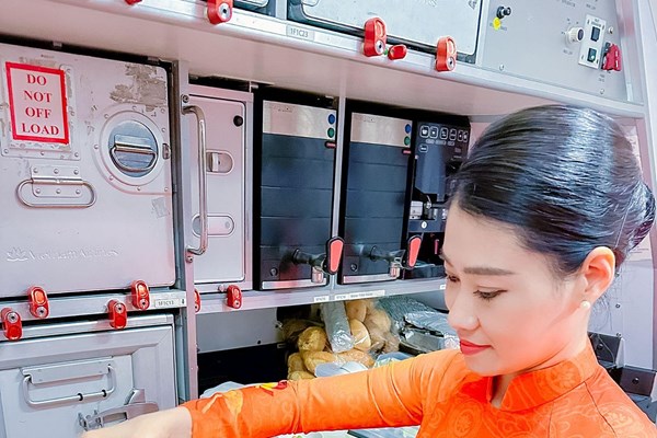 Tô cam bầu trời quốc tế với tà áo dài Việt - Anh 5