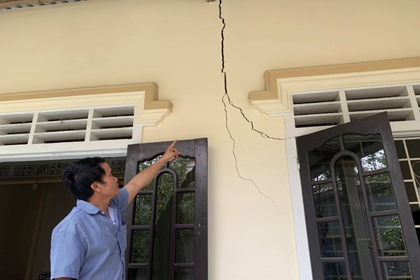 Thi công kè và cầu đi bộ ven sông Như Ý, TP Huế: Người dân lo lắng vì nhà nứt, vườn sụt lún - Anh 2