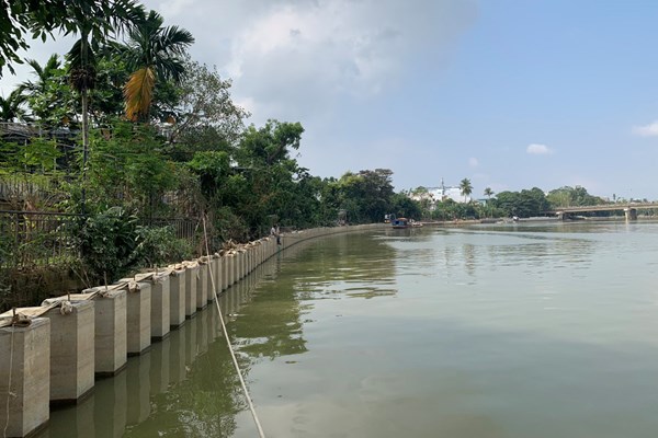 Thi công kè và cầu đi bộ ven sông Như Ý, TP Huế: Người dân lo lắng vì nhà nứt, vườn sụt lún - Anh 1