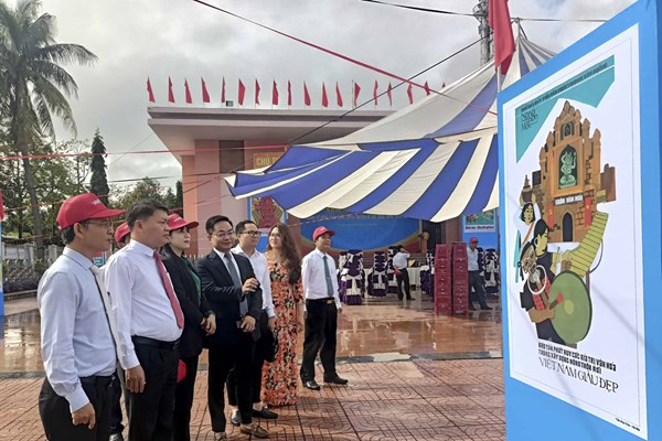 Triển lãm 150 tranh cổ động tuyên truyền xây dựng nông thôn mới - Anh 1