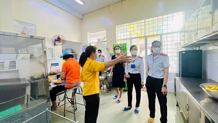 TP HCM: Kiểm tra hơn 2.000 bếp ăn tập thể, căng tin tại cơ sở giáo dục - Anh 1