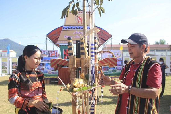 Những “già cội’ của bản làng - Anh 1