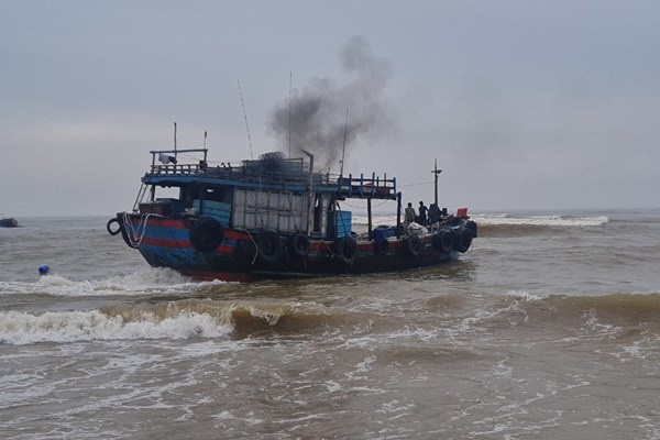 Cứu tàu cá mắc cạn tại cửa biển Nhật Lệ - Anh 1