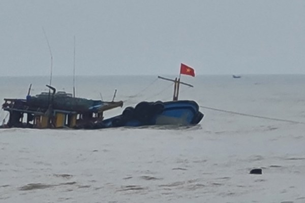 Cứu tàu cá mắc cạn tại cửa biển Nhật Lệ - Anh 2