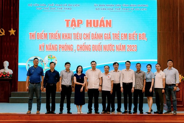 Binh Duong: To chuc thi diem trien khai tieu chi danh gia tre em biet boi va ky nang phong, chong duoi nuoc - Anh 1
