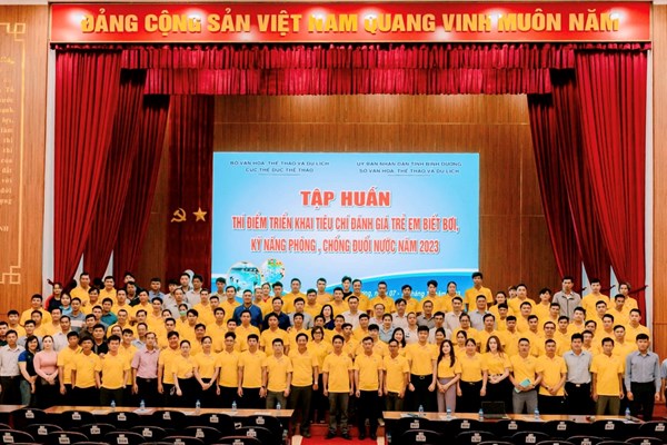 Binh Duong: To chuc thi diem trien khai tieu chi danh gia tre em biet boi va ky nang phong, chong duoi nuoc - Anh 2