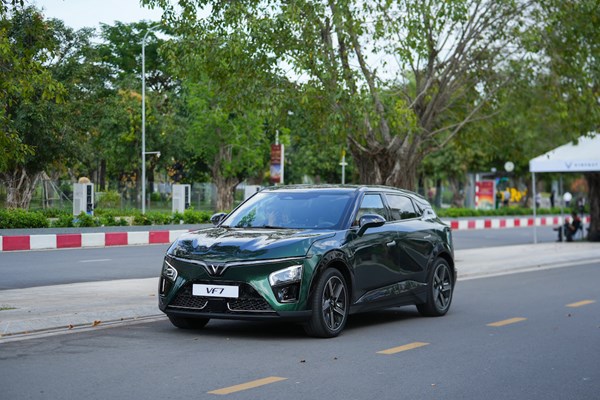 VinFast VF 7 – Thiết kế thời thượng, vận hành phấn khích - Anh 1