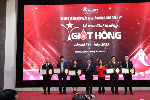27 tập thể, cá nhân nhận giải thưởng Giọt hồng năm 2023 - Anh 2
