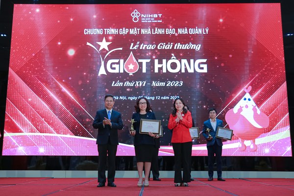27 tập thể, cá nhân nhận giải thưởng Giọt hồng năm 2023 - Anh 1