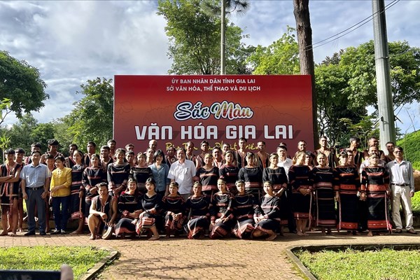 Trải nghiệm văn hóa đặc trưng các dân tộc - Anh 1