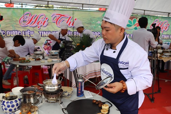 Kon Tum: Độc đáo hội thi “Ẩm thực dược liệu – Tinh hoa núi rừng” - Anh 6