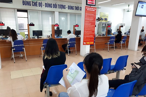 Không cần xuất trình sổ hộ khẩu, sổ tạm trú khi thực hiện thủ tục liên quan đến BHXH - Anh 2