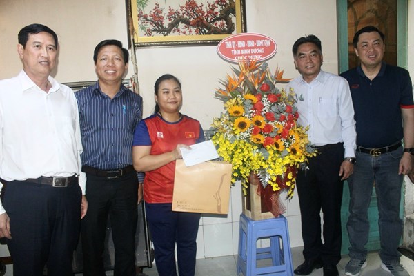 Lãnh đạo tỉnh Bình Dương thăm và chúc mừng nhà vô địch bi sắt thế giới - Anh 2