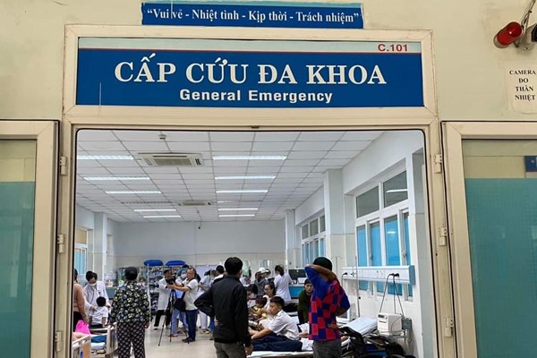 Hơn 40 học sinh buồn nôn, đau bụng, mệt mỏi sau khi ăn thạch trái cây - Anh 1