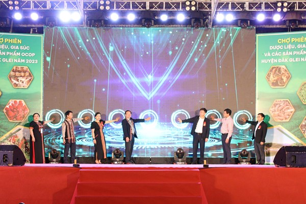 Kon Tum: Chợ phiên dược liệu - gia súc vùng biên - Anh 3