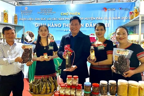 Kon Tum: Chợ phiên dược liệu - gia súc vùng biên - Anh 5