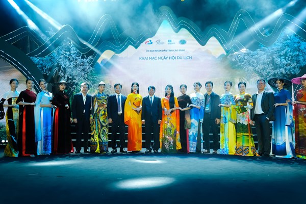 BST “Xứ sở Thần tiên - Non nước Cao Bằng” tỏa sáng giữa lòng Hà Nội - Anh 1