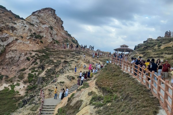 Văn hóa biển, đảo “miền đất Võ” (Bài 2): Để văn hoá - du lịch biển, đảo trở thành ngành kinh tế mũi nhọn - Anh 2