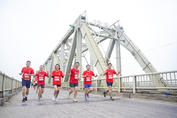 Hơn 1.000 người chạy marathon “khám phá danh thắng Hàm Rồng