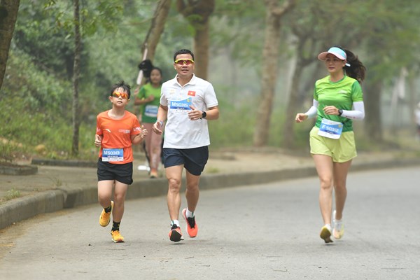 Hơn 1.000 người chạy marathon “khám phá danh thắng Hàm Rồng