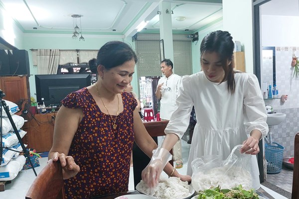 Chương trình đón du học sinh Lào ở nhà bố mẹ Việt tại TP Đà Nẵng: Hiểu để yêu văn hóa Việt Nam - Anh 1