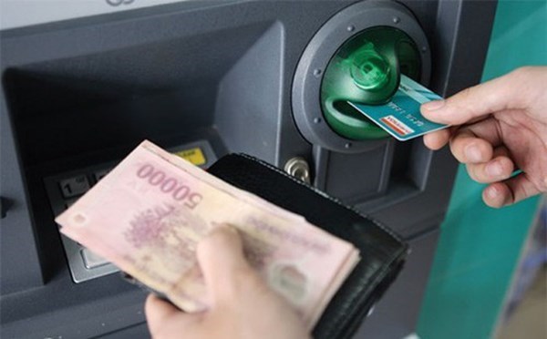64% người nhận chế độ BHXH qua ngân hàng - Anh 1