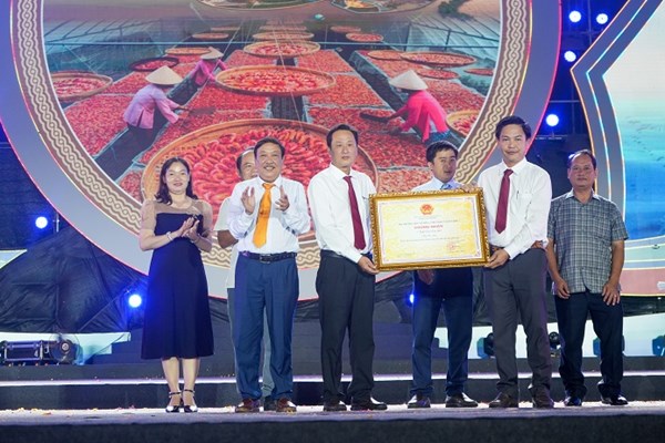 Cà Mau đón Bằng chứng nhận Nghề làm tôm khô là Di sản văn hóa phi vật thể quốc gia - Anh 1