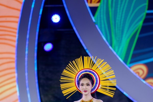 Trình làng bộ sưu tập áo dài vẽ tay Cổ Linh - Anh 5