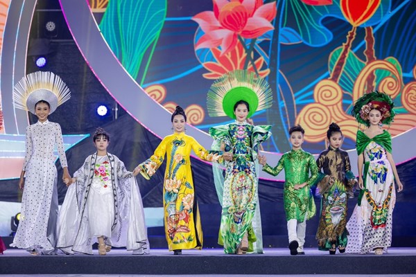 Trình làng bộ sưu tập áo dài vẽ tay Cổ Linh - Anh 1