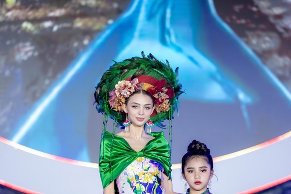 Trình làng bộ sưu tập áo dài vẽ tay Cổ Linh - Anh 4
