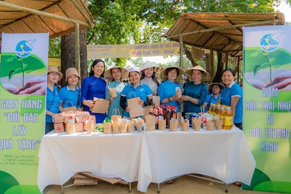 Tăng cường sự tham gia của phụ nữ trong giảm thiểu rác thải nhựa - Anh 1
