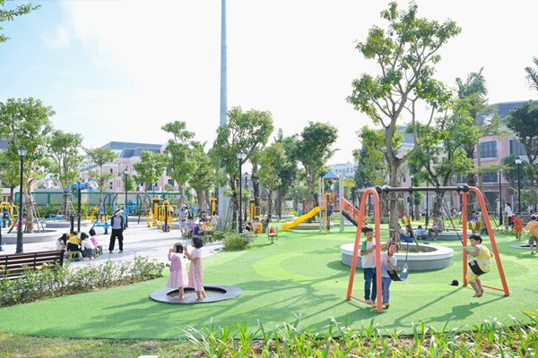 “Ngày hội Sức sống Trung tâm” Vincom Shophouse Royal Park Quảng Trị lan toả không khí rộn ràng, nhộn nhịp - Anh 1
