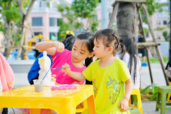 “Ngày hội Sức sống Trung tâm” Vincom Shophouse Royal Park Quảng Trị lan toả không khí rộn ràng, nhộn nhịp - Anh 4