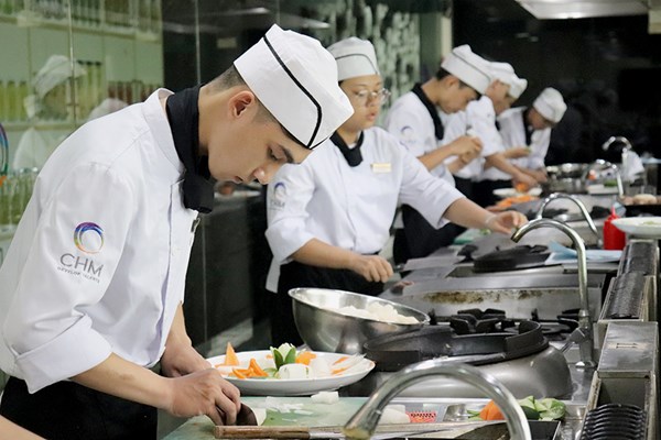 Làm gì để đảm bảo an toàn khi sản xuất, sử dụng và bảo quản thực phẩm chế biến sẵn? - Anh 2