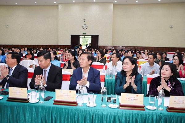Phát huy hơn nữa vai trò của phụ nữ trong xây dựng nền văn hoá tiên tiến, đậm đà bản sắc dân tộc - Anh 2
