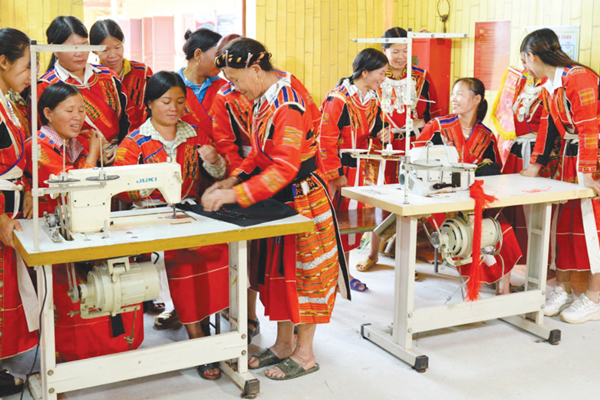 Rực rỡ sắc màu trang phục người Pà Thẻn - Anh 1