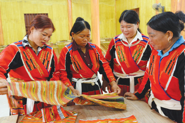 Rực rỡ sắc màu trang phục người Pà Thẻn - Anh 2