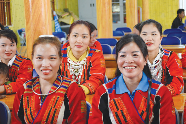 Rực rỡ sắc màu trang phục người Pà Thẻn - Anh 3