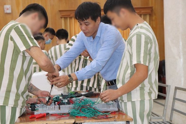 Những người thầy của lớp học đặc biệt - Anh 2