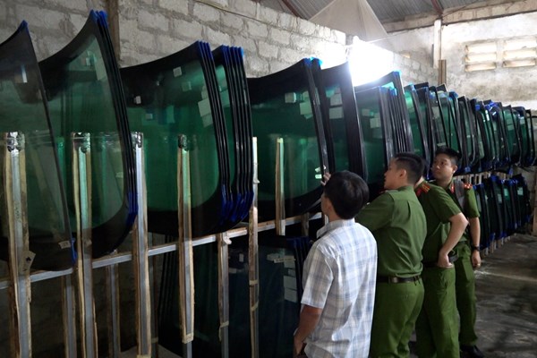Phá đường dây buôn bán kính xe ô tô giả mạo các thương hiệu nổi tiếng - Anh 1