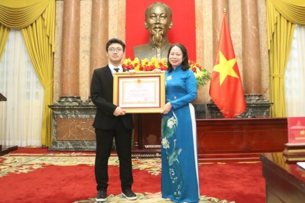 Tuyên dương học sinh đoạt giải Olympic và Khoa học kỹ thuật quốc tế - Anh 1