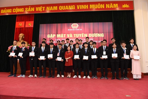 Tuyên dương học sinh đoạt giải Olympic và Khoa học kỹ thuật quốc tế - Anh 2