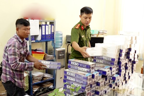 Liên tiếp bắt hàng nghìn bao thuốc lá lậu - Anh 1