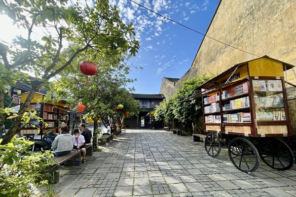 Thử nghiệm với “Đường sách phố cổ” Hội An - Anh 1