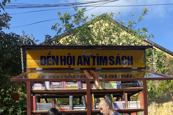 Thử nghiệm với “Đường sách phố cổ” Hội An - Anh 2