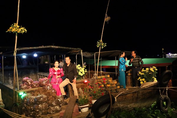 “Vầng trăng cổ nhạc” tại Cần Thơ thu hút đông đảo khán giả mộ điệu - Anh 2