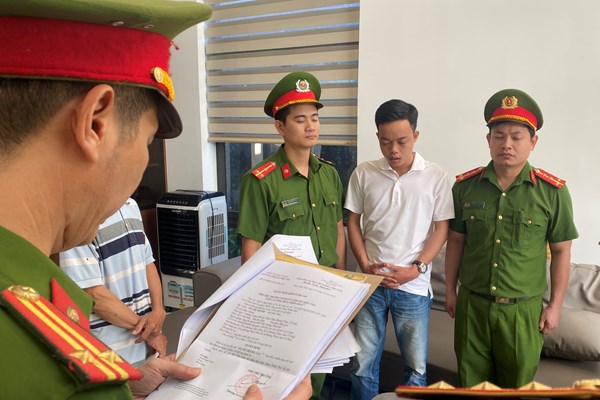 Bắt giam nhân viên ngân hàng lừa đảo chiếm đoạt hơn 25 tỉ đồng - Anh 1